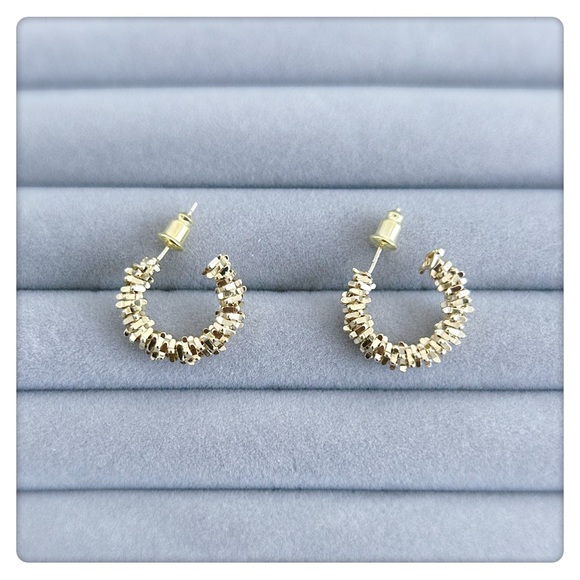 ✨NEW LAUNCH✨Fancy hoop earrings with gold color for women, party, etc - Picture 3 of 5